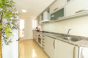 Avenida Principal junto a la playa y centro de Águilas - by Aloha Palma