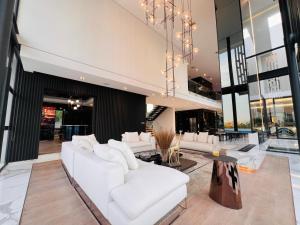 Cleveland Luxury Villa