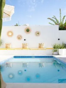 Beachside Escape 2 Min to Shore, Shared Pool & Burj Khalifa View! - Dubai