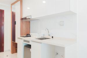 Restful and Homey Studio at Sky House Alam Sutera Apartment By Travelio