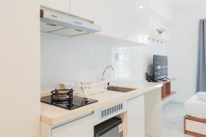 Restful and Homey Studio at Sky House Alam Sutera Apartment By Travelio