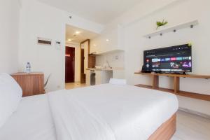 Restful and Homey Studio at Sky House Alam Sutera Apartment By Travelio