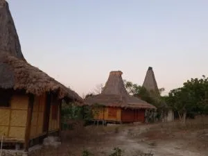 Praikamarru Home Stay - 松巴