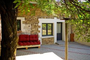 Къщичка Под шарената сянка