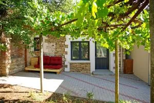 Къщичка Под шарената сянка - Owtscha-Mogila