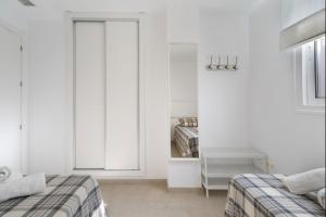 Palmeras Candor free parking by Staycare