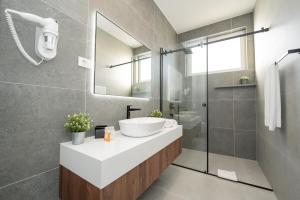 Elegant Villa Cataleya with private pool and sauna