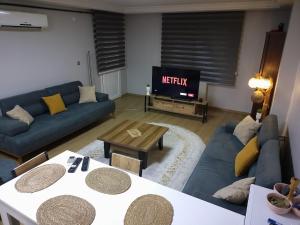 Seyhan'da 2 oda bir salon full apartmant