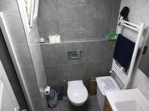 Seyhanda 2 oda bir salon full apartmant