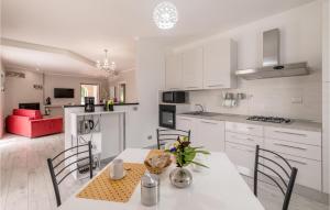 Lovely Home In Amelia With Kitchen