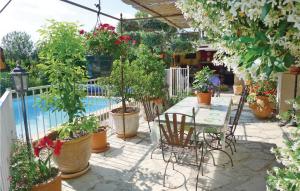 Maisons de vacances Amazing Home In St-Privat-Des-Vieux : photos des chambres