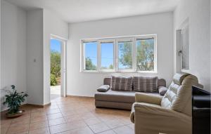 Cozy Apartment In Murter With Kitchen