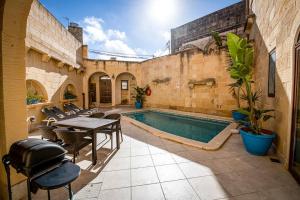 4 Bedroom Holiday Home with Private Pool