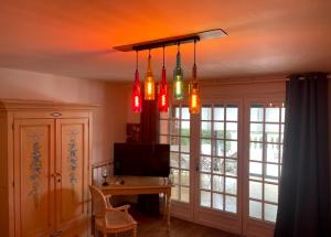 Maisons d'hotes Le Mas de Camassade : Chambre Familiale avec Salle de Bains Privative