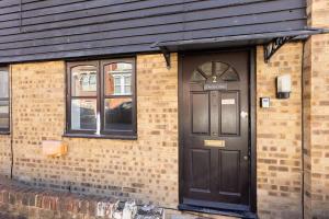 Charming & Modern Studio Retreat in Chatham