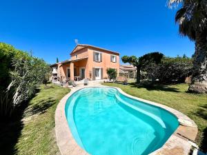 Maisons de vacances Confortable Villa with pool 4BR 6-8 people : photos des chambres