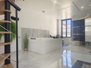 Maisons de vacances Le Triplex Romantique Balneo duo et Sauna : photos des chambres