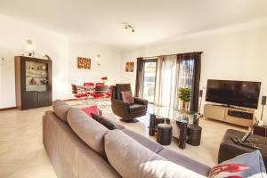 Modern Vacation Home With Pool In Quarteira