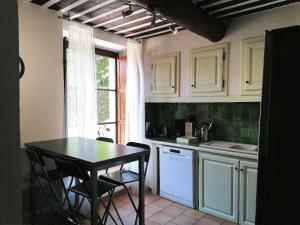 Maisons de vacances Sejour au pied du colorado provencal, avec piscine : photos des chambres