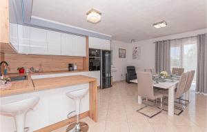 Awesome Home In Ruzic With Jacuzzi