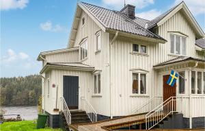 Nice Home In Ambjörnarp With Lake View