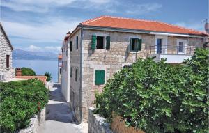 Nice Home In Postira With Kitchen - 3hvězdičkové hotely ve městě Postira