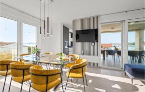 4 Bedroom Cozy Apartment In Srima