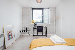 Basildon - 2-Bed - Sleeps 5 - Near Train Station