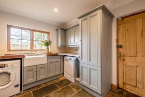 Luxury 4 Bed Barn, 10 Mins to Windsor!