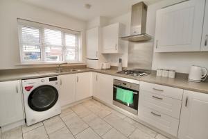 Clothier House - Stylish 3Bed Haven, WiFi & Driveway Parking