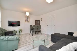 Clothier House - Stylish 3Bed Haven, WiFi & Driveway Parking