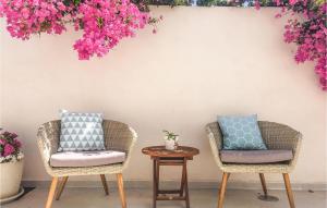 Amazing Home In El Chaparral With Wifi