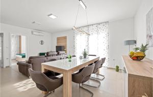 4 Bedroom Amazing Apartment In