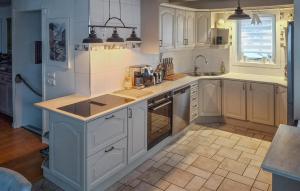 Lovely Home In Uddevalla With Kitchen