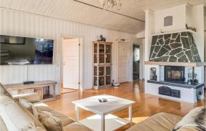 Lovely Home In Uddevalla With Kitchen