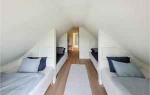 3 Bedroom Lovely Home In Stolmen