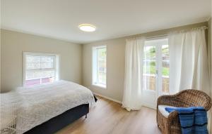 3 Bedroom Lovely Home In Stolmen