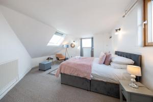 3 Bed Luxury Property in Chelsea, 2 King Size Bed, 1 Double Bed, ideal for families