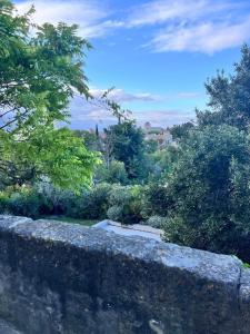 Près dAvignon, studio de charme avec vue