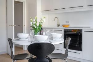 Swift Host - Sleeps 4 - Apartment - Great Location - Parking