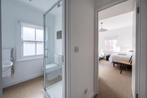 Swift Host - Sleeps 4 - Apartment - Great Location - Parking
