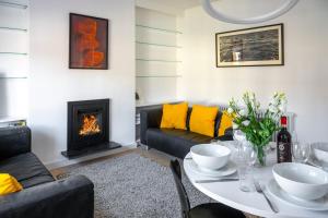 Swift Host - Sleeps 4 - Apartment - Great Location - Parking