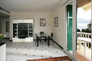 Deluxe One-Bedroom Apartment with Ocean View