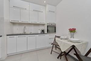 Lively Green Apartment in Wrocław with Balcony and Desk by Noclegi Renters