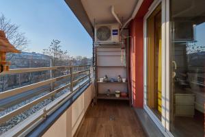 Lively Green Apartment in Wrocław with Balcony and Desk by Noclegi Renters