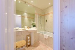 Deluxe Double or Twin Room with Lake View room in Golf Hotel René Capt