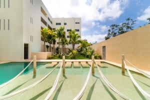 2 BD Suite with Balcony Gym Rooftop Pool