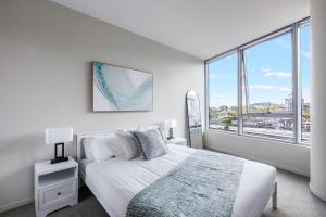 Corner Apt Panoramic Waterfront View Vintage 3BR