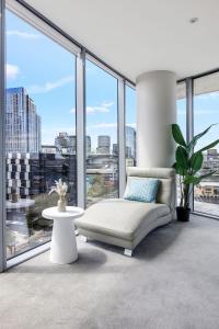 Corner Apt Panoramic Waterfront View Vintage 3BR