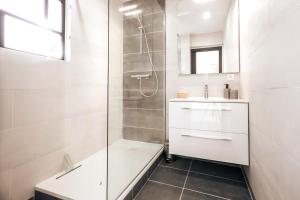 Appartements La SUITE-HOME Super Bright Modern Apartment : photos des chambres